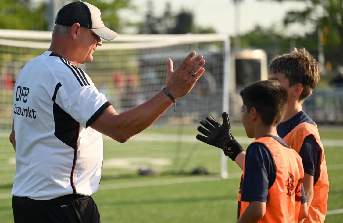 Goalkeeper instruction in a live session