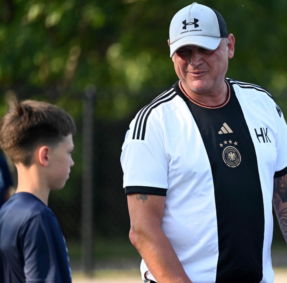 Holger Kraft speaking with a young player